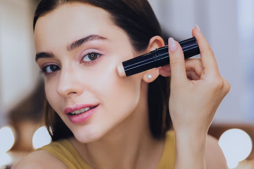 How to Apply Highlighter Like A Pro: A Step-by-Step Guide - Revlon